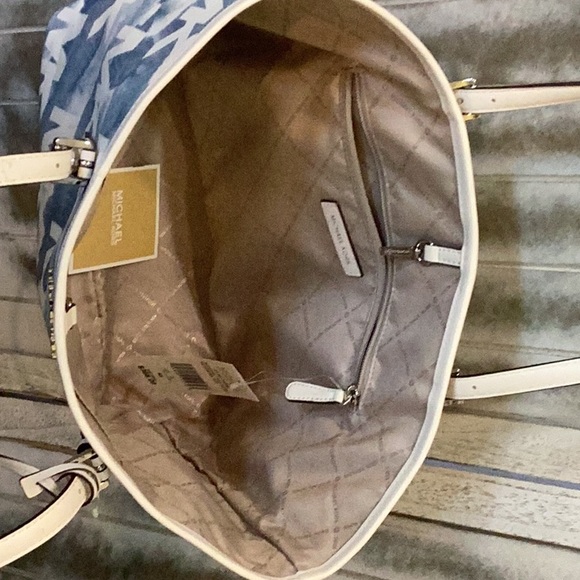 Michael Kors LIKE NEW Jet Set Traveler, Ret. $368 - Picture 5 of 11